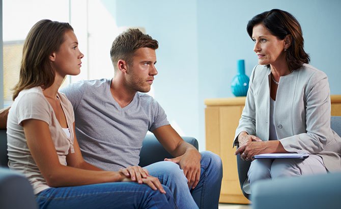 Мужчина и женщина на приеме у психотерапевта